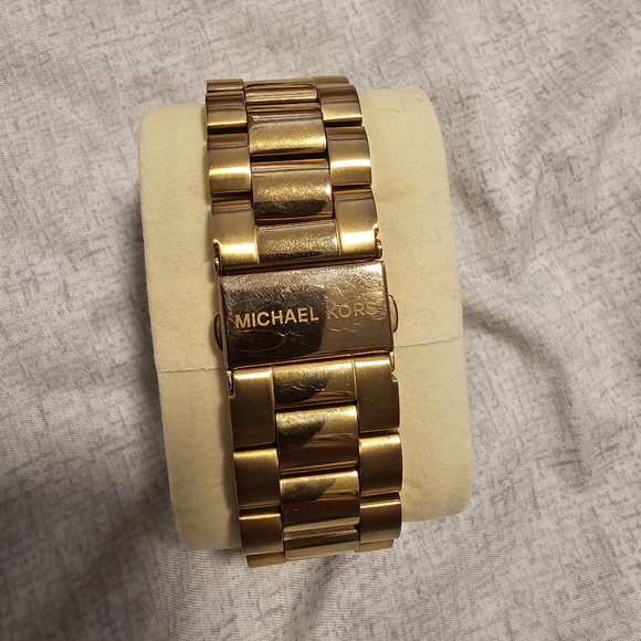 Michael Kors Rose Gold Watch - Picture 3 of 5